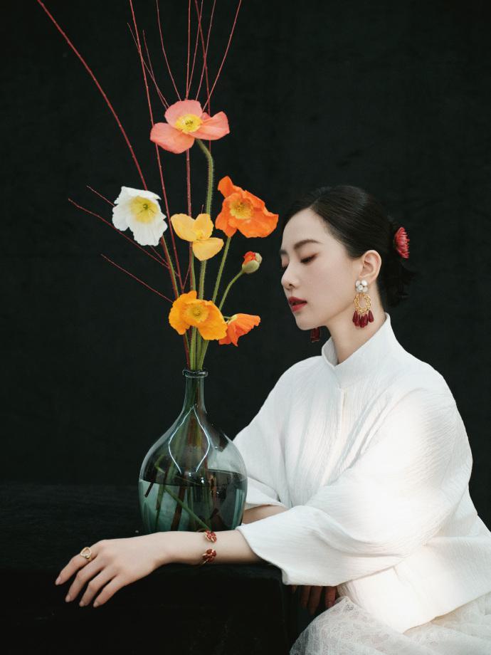 刘诗诗穿新中式套装 清新温婉韵味十足