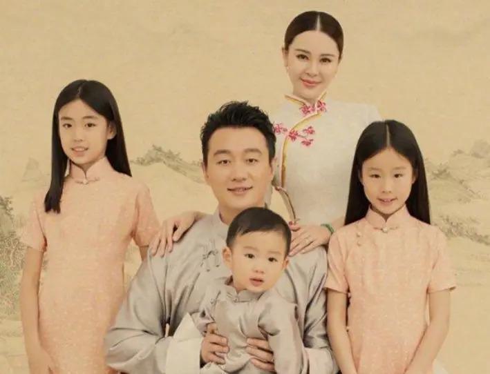 娱乐圈“最强师生恋”，让老师8年生3孩子成为五口之家
