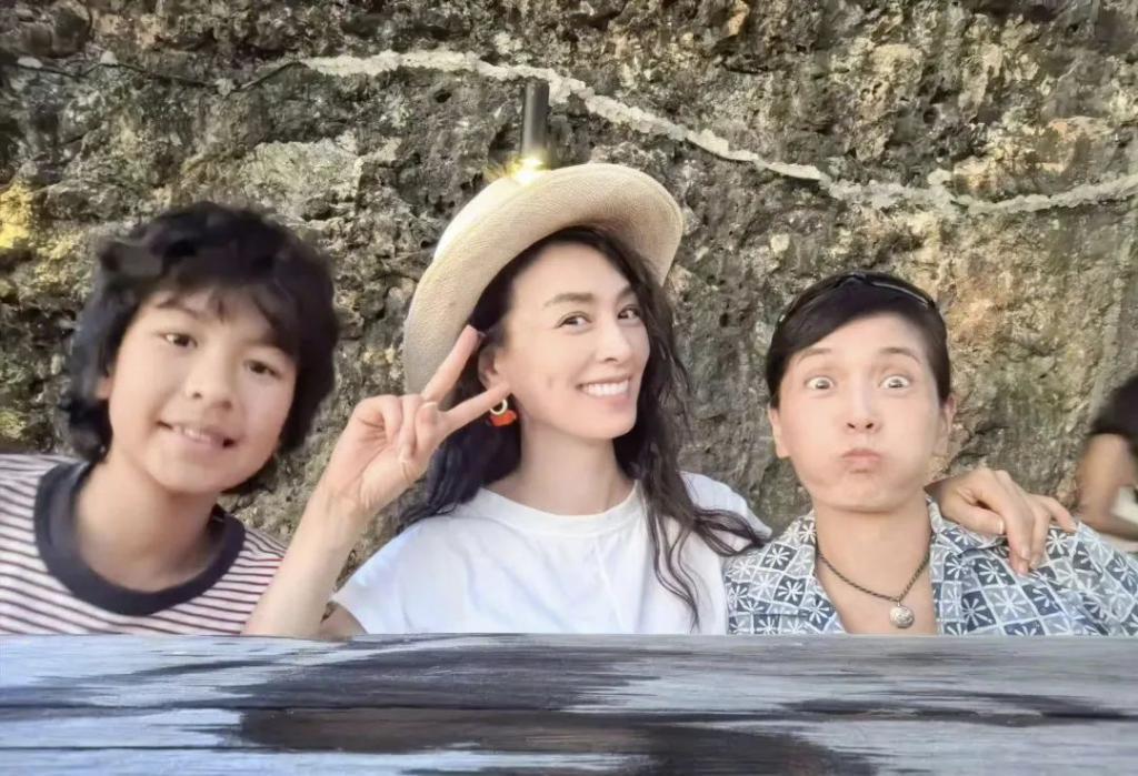 张庭否认打包6套别墅，网友却讨论起她在上海的96套房