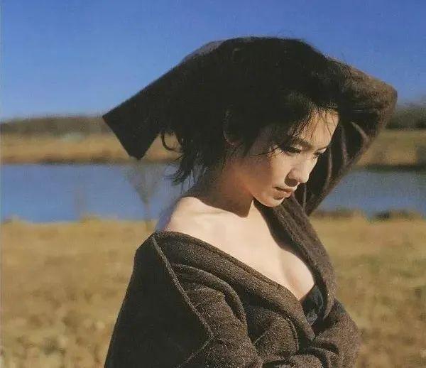 隐退12年，性感女王终于复出