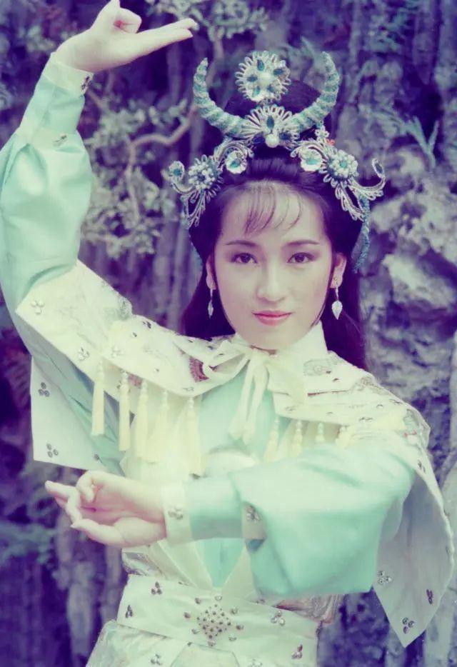 91版《雪山飞狐》：「并不美丽」的程灵素，为何能艳压女主