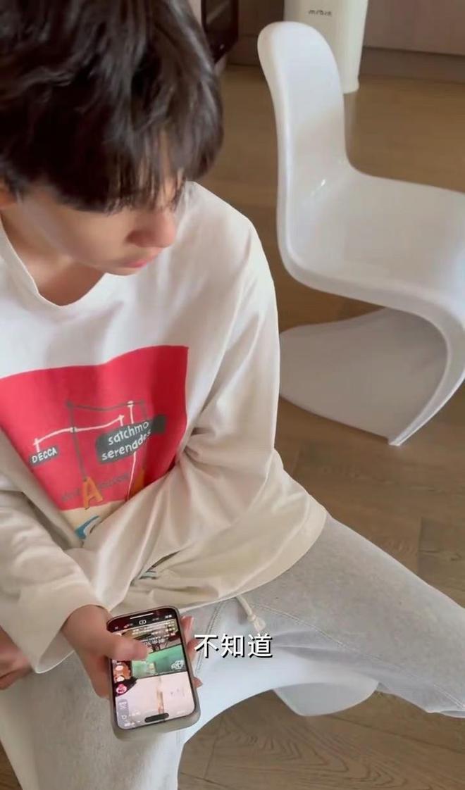 董洁潘粤明儿子近照曝光，14岁顶顶五官优越，嘴角已长胡须