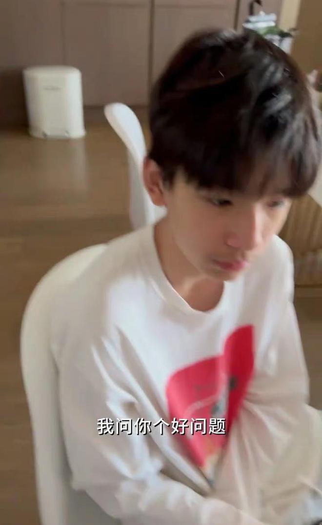 董洁潘粤明儿子近照曝光，14岁顶顶五官优越，嘴角已长胡须