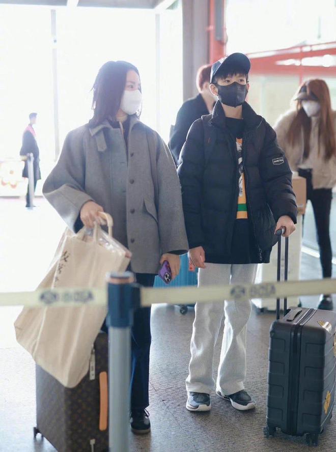 董洁潘粤明儿子近照曝光，14岁顶顶五官优越，嘴角已长胡须