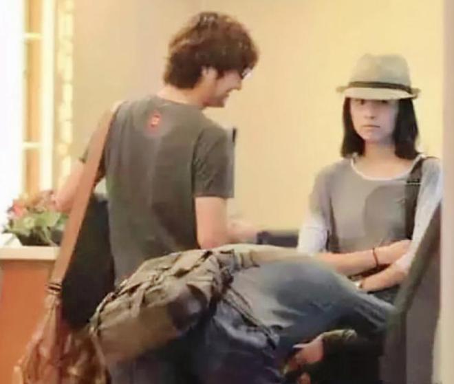 董洁潘粤明儿子近照曝光，14岁顶顶五官优越，嘴角已长胡须