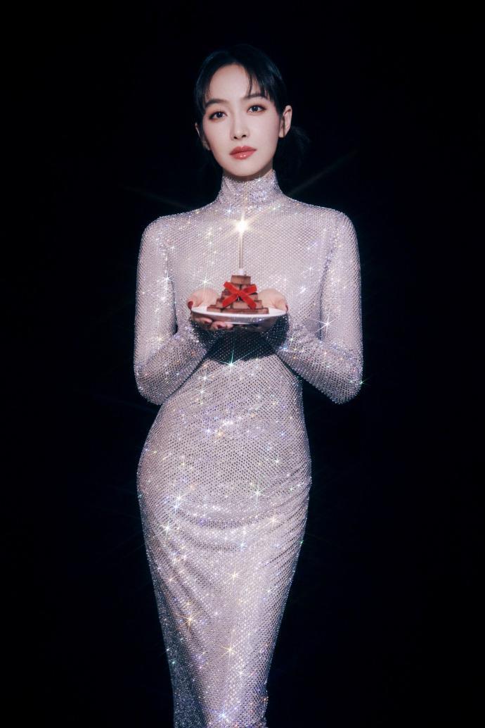 宋茜穿紧身亮片长裙 身姿婀娜性感撩人