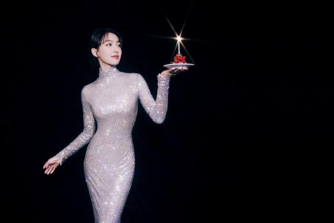 宋茜穿紧身亮片长裙 身姿婀娜性感撩人