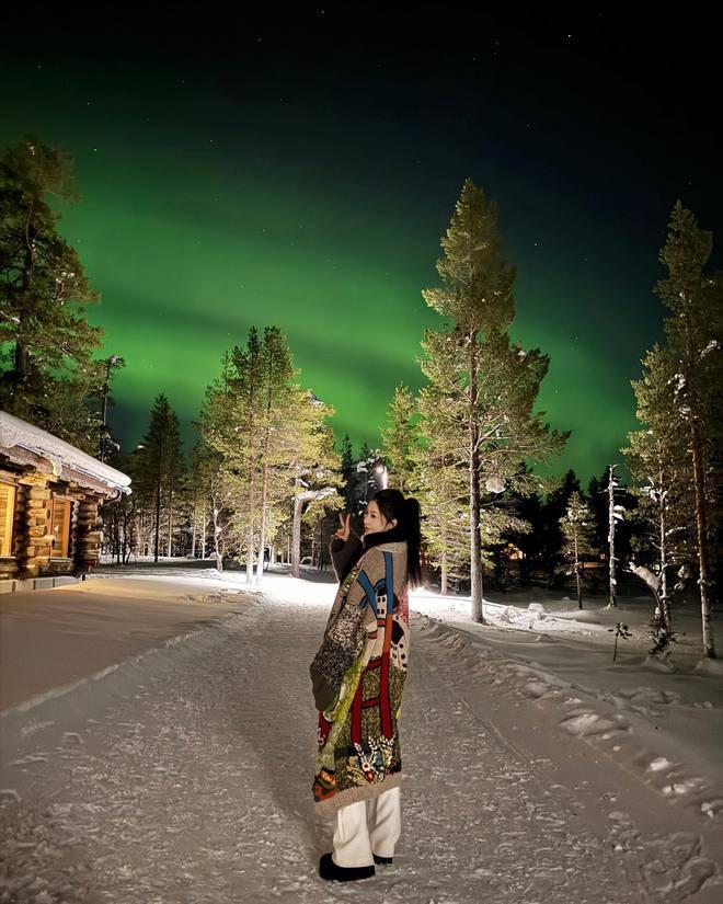潘玮柏带宣云芬兰旅行：夫妻夜游雪景，一起浪漫看极光