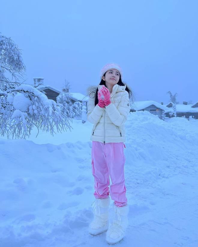 潘玮柏带宣云芬兰旅行：夫妻夜游雪景，一起浪漫看极光