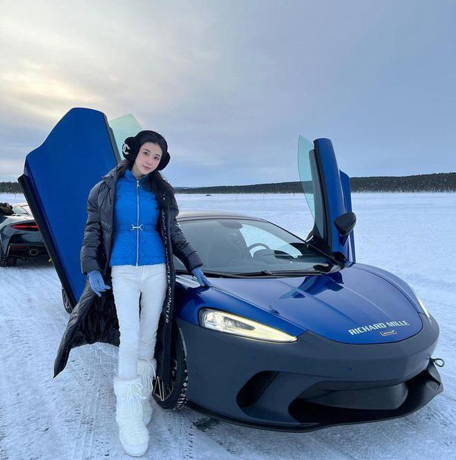 潘玮柏带宣云芬兰旅行：夫妻夜游雪景，一起浪漫看极光