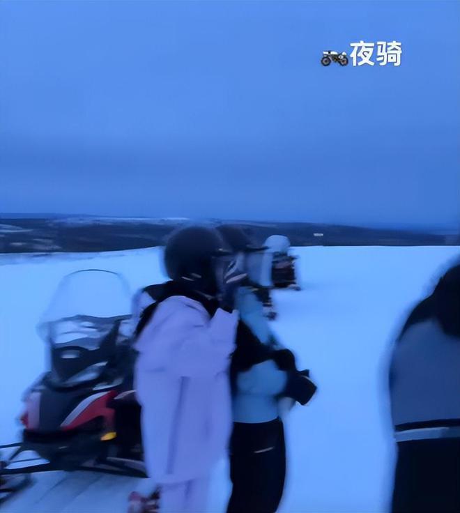 潘玮柏带宣云芬兰旅行：夫妻夜游雪景，一起浪漫看极光