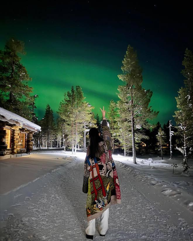 潘玮柏带宣云芬兰旅行：夫妻夜游雪景，一起浪漫看极光