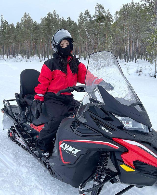 潘玮柏带宣云芬兰旅行：夫妻夜游雪景，一起浪漫看极光