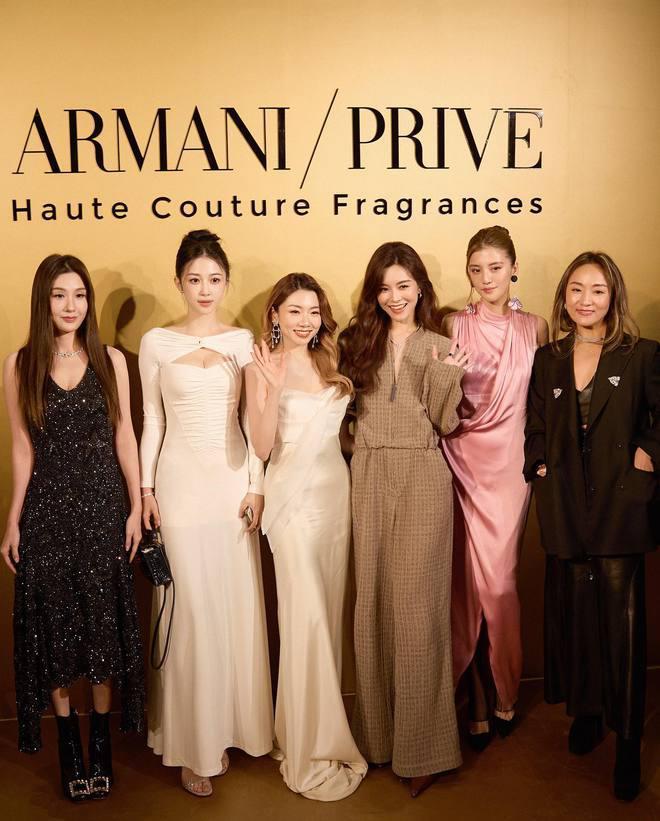 潘玮柏带宣云芬兰旅行：夫妻夜游雪景，一起浪漫看极光