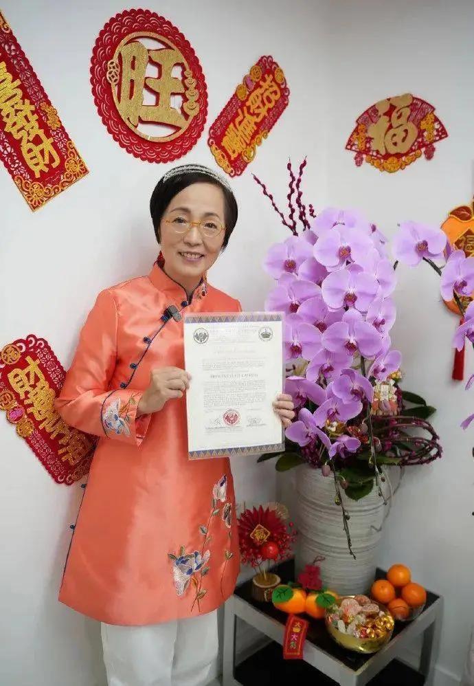 “石榴姐”苑琼丹被菲律宾册封公主，戴皇冠晒照认证