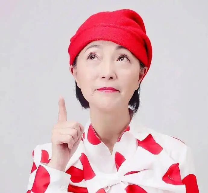 “石榴姐”苑琼丹被菲律宾册封公主，戴皇冠晒照认证