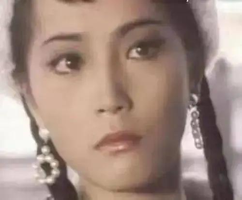 “石榴姐”苑琼丹被菲律宾册封公主，戴皇冠晒照认证