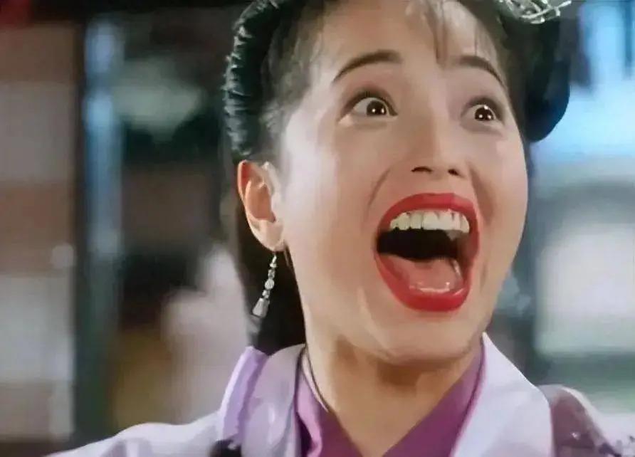 “石榴姐”苑琼丹被菲律宾册封公主，戴皇冠晒照认证