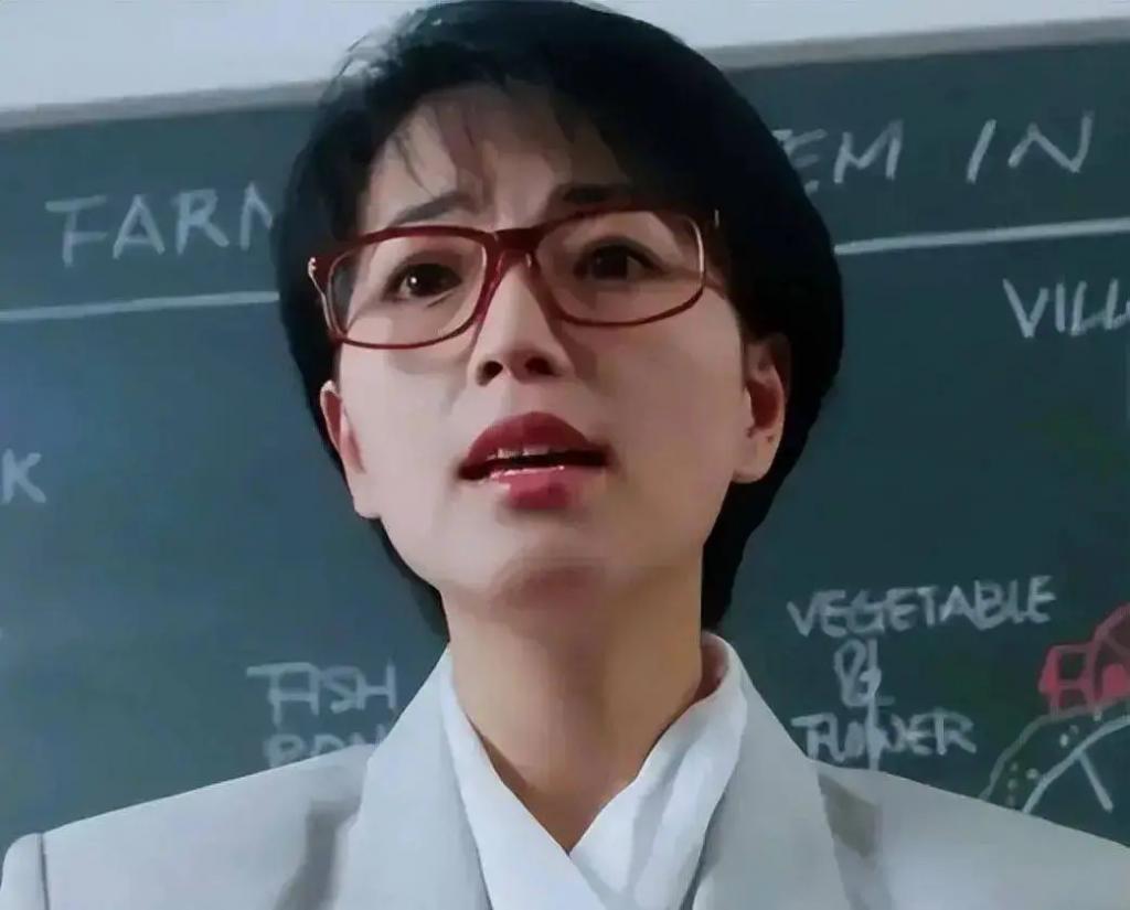 “石榴姐”苑琼丹被菲律宾册封公主，戴皇冠晒照认证