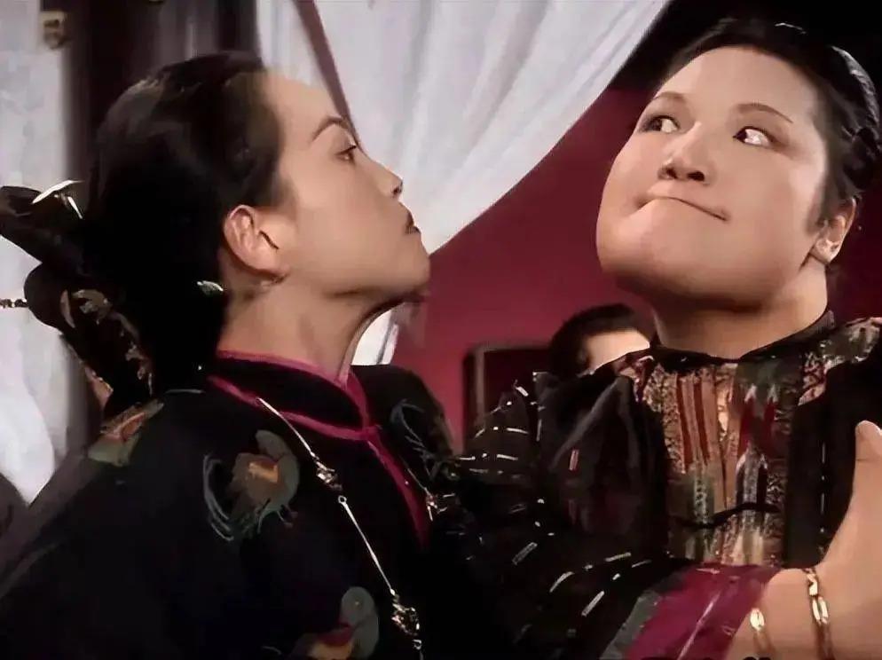 “石榴姐”苑琼丹被菲律宾册封公主，戴皇冠晒照认证