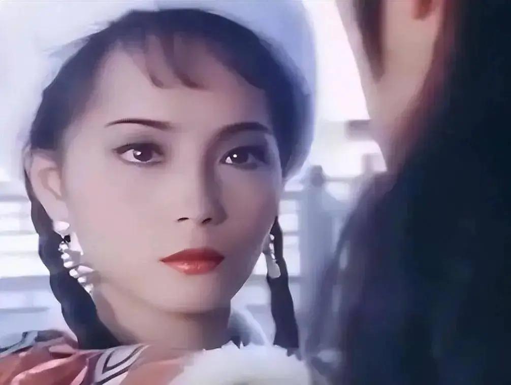 “石榴姐”苑琼丹被菲律宾册封公主，戴皇冠晒照认证