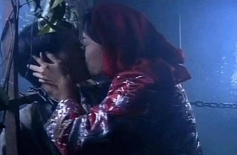 “石榴姐”苑琼丹被菲律宾册封公主，戴皇冠晒照认证