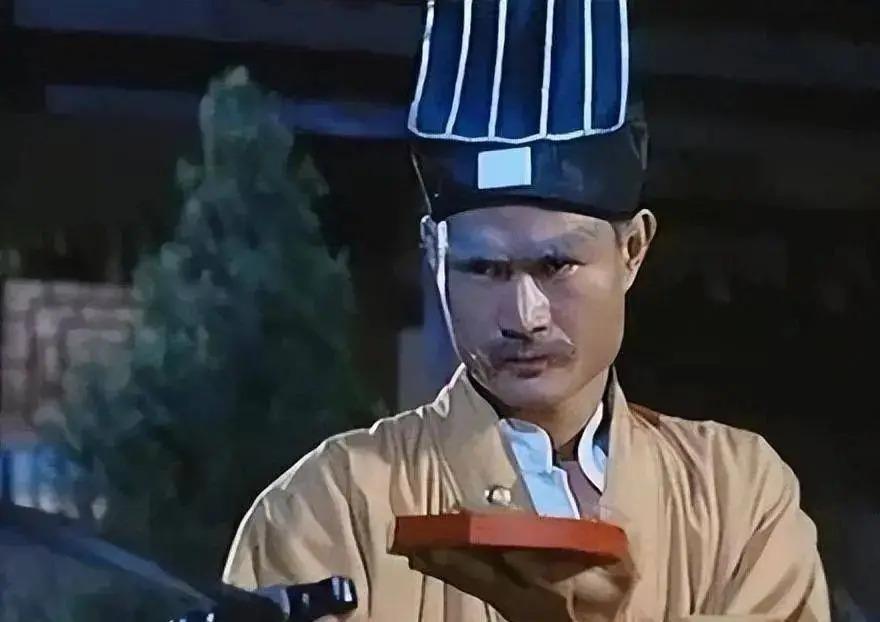 “石榴姐”苑琼丹被菲律宾册封公主，戴皇冠晒照认证