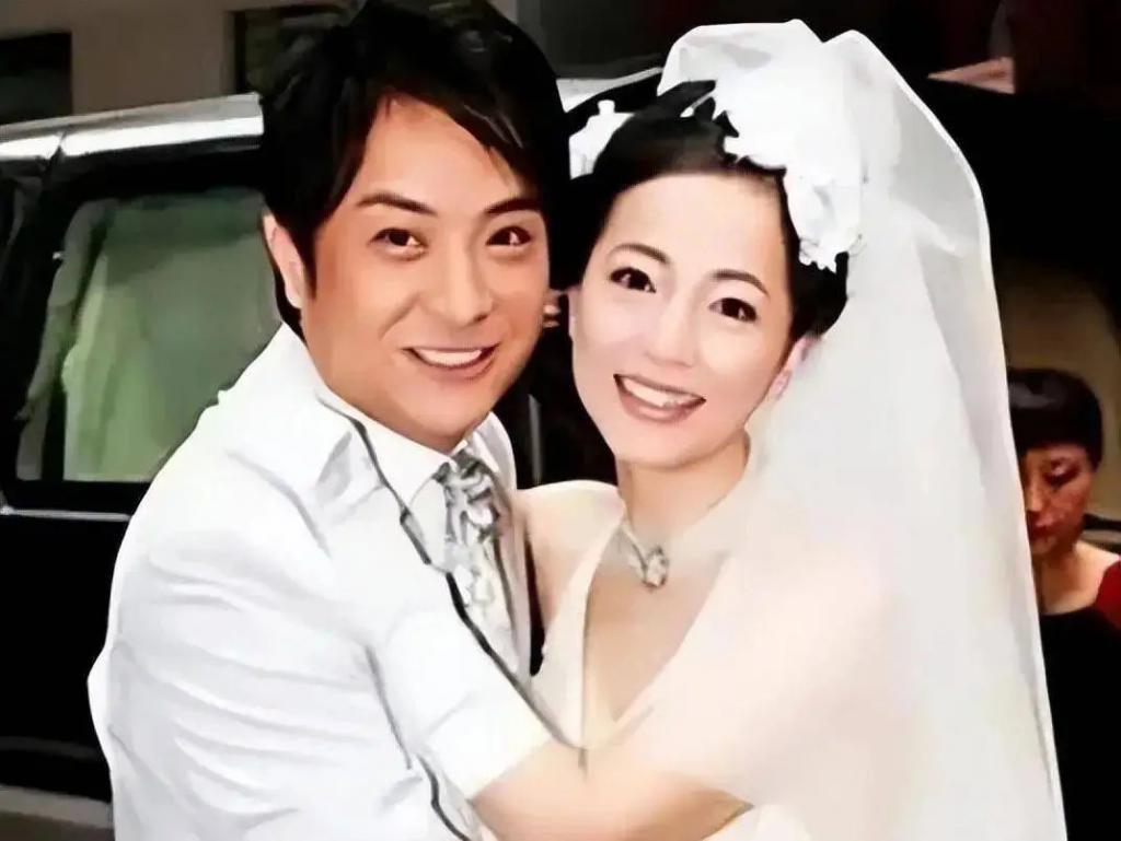 “石榴姐”苑琼丹被菲律宾册封公主，戴皇冠晒照认证