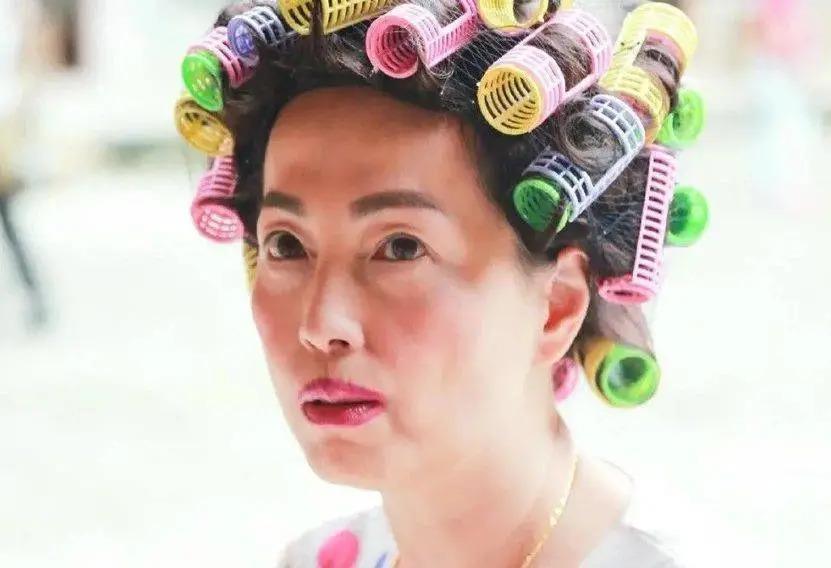 “石榴姐”苑琼丹被菲律宾册封公主，戴皇冠晒照认证