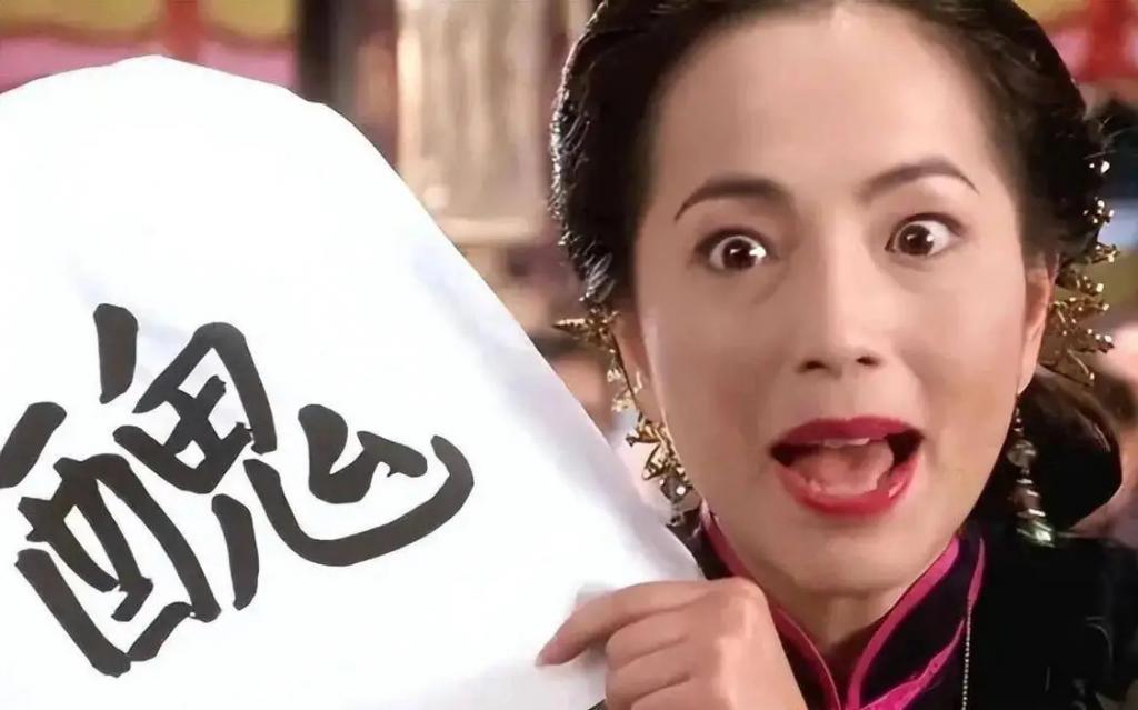 “石榴姐”苑琼丹被菲律宾册封公主，戴皇冠晒照认证