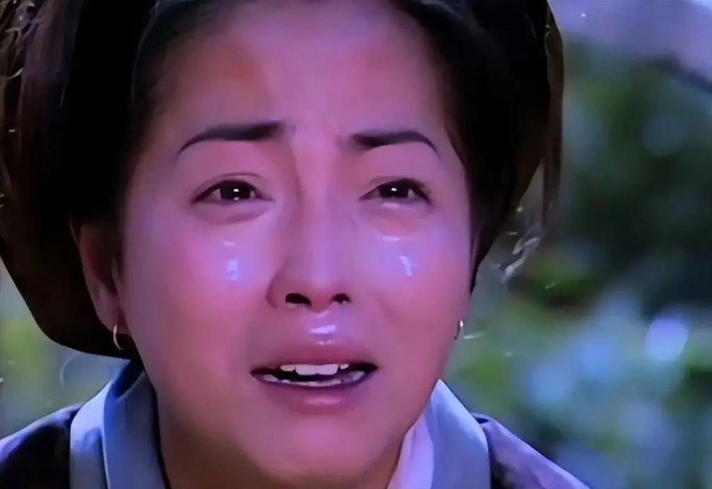 “石榴姐”苑琼丹被菲律宾册封公主，戴皇冠晒照认证