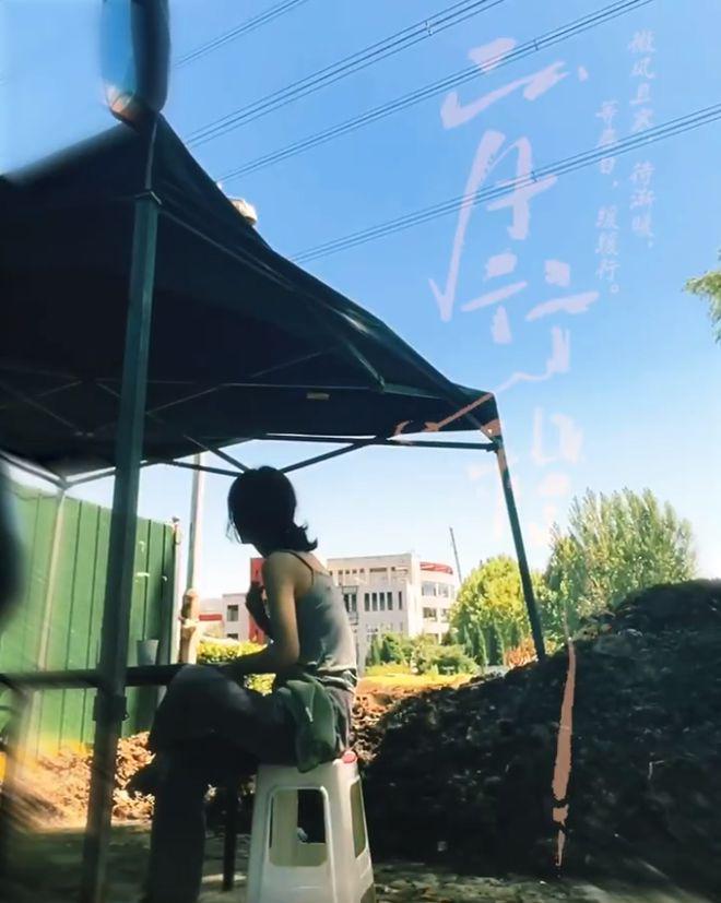 赵丽颖公开行程受期待，烈日下跷研读剧本，不停比划超敬业