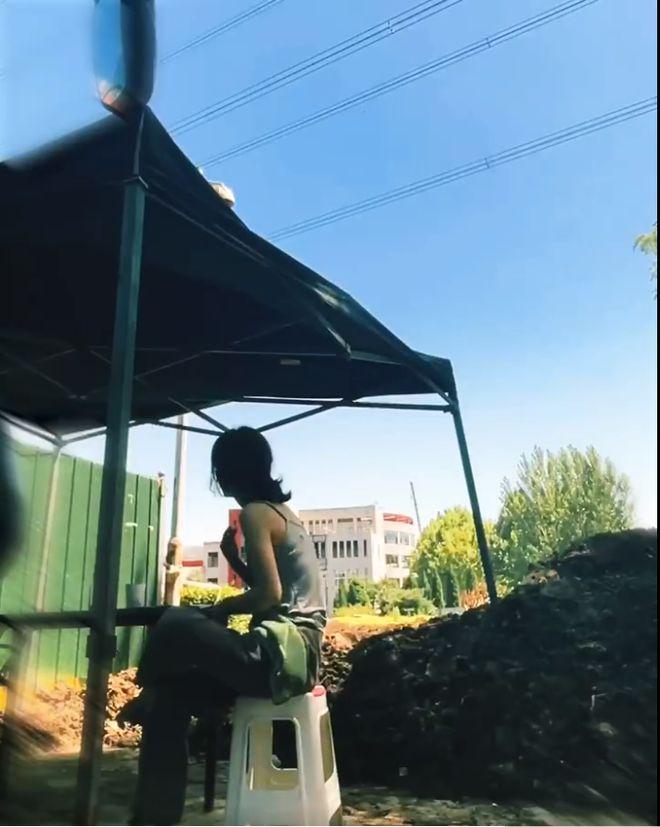 赵丽颖公开行程受期待，烈日下跷研读剧本，不停比划超敬业