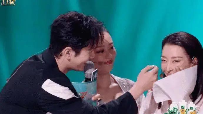 还记得唱《祝你平安》的孙悦吗？隐退8年后重回观众视线