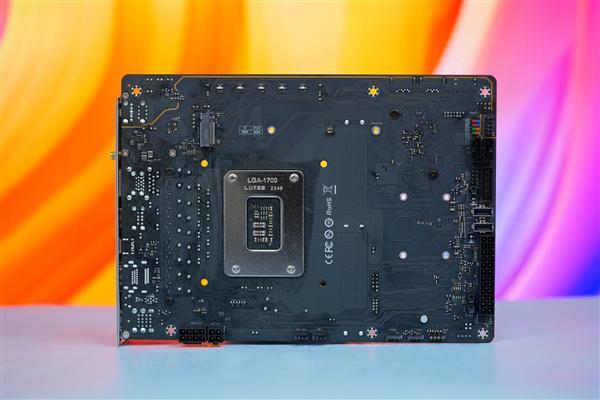 正面没有一根线！铭瑄H770YTX D5 WIFI主板图赏