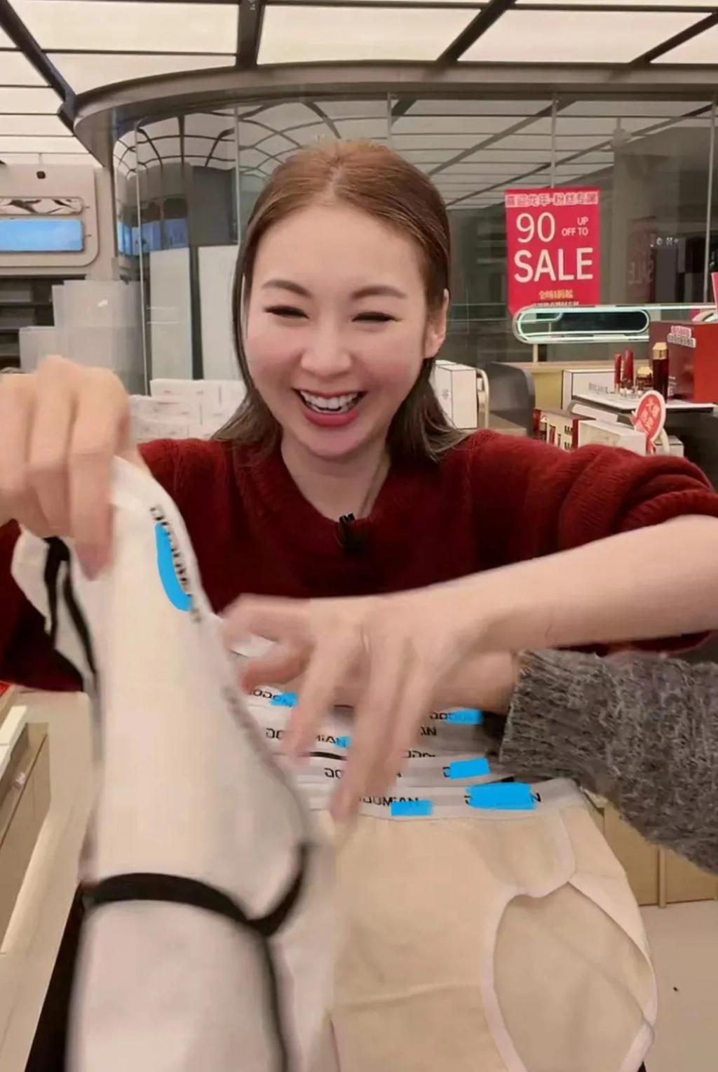 港星熬夜直播卖平价内裤，住2亿别墅，曾公开承认整容