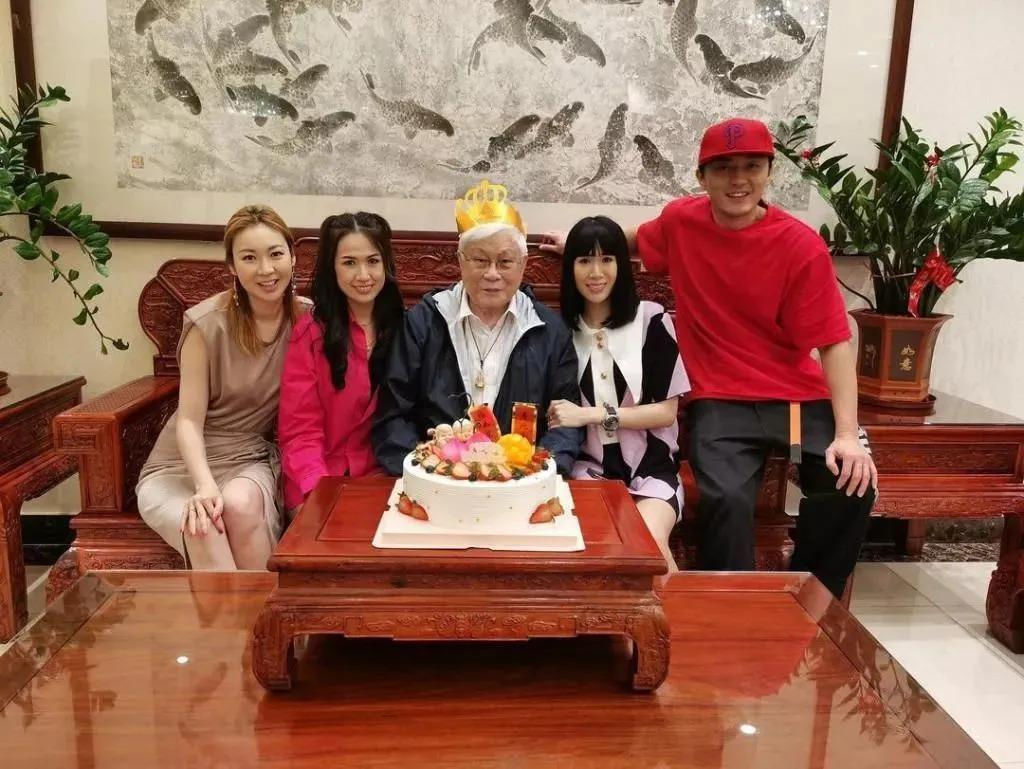 港星熬夜直播卖平价内裤，住2亿别墅，曾公开承认整容