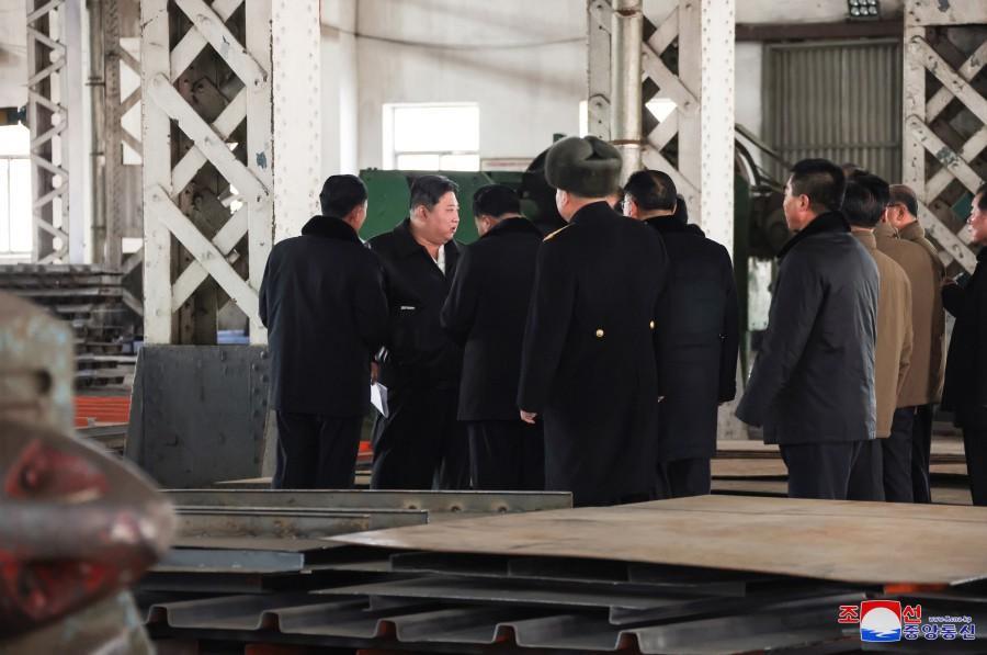 金正恩视察南浦造船厂，强调加强备战