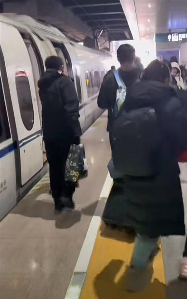 高铁少一节车厢致近百乘客无座站了6个小时 官方回应