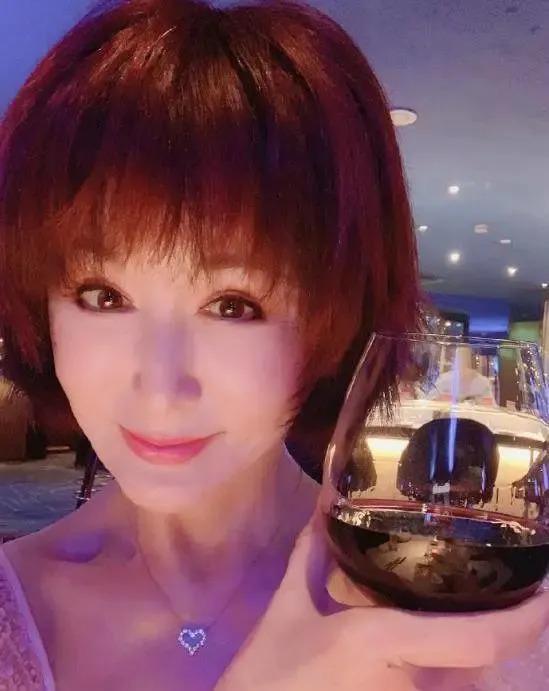 潘迎紫：72岁美得像30岁，曾50岁扮演少女无违和感