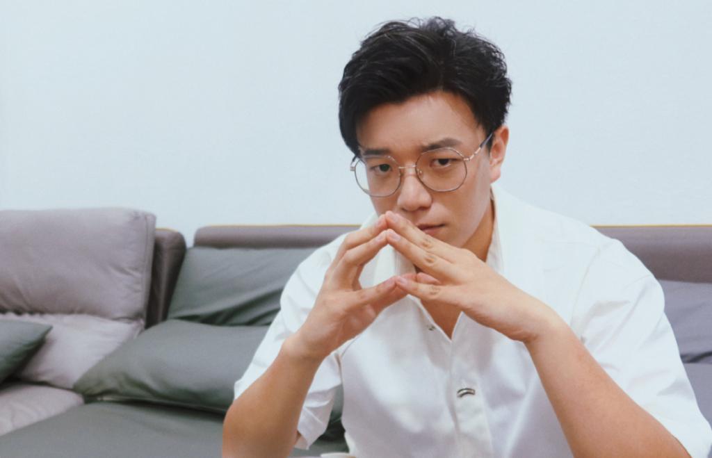 有女朋友，也要和别人亲吻的无辜男人一枚呀