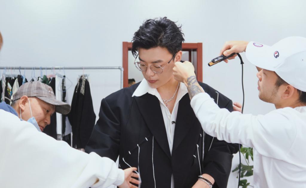 有女朋友，也要和别人亲吻的无辜男人一枚呀