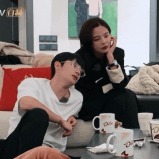 我也不想磕啊，可他俩手都牵上叻！