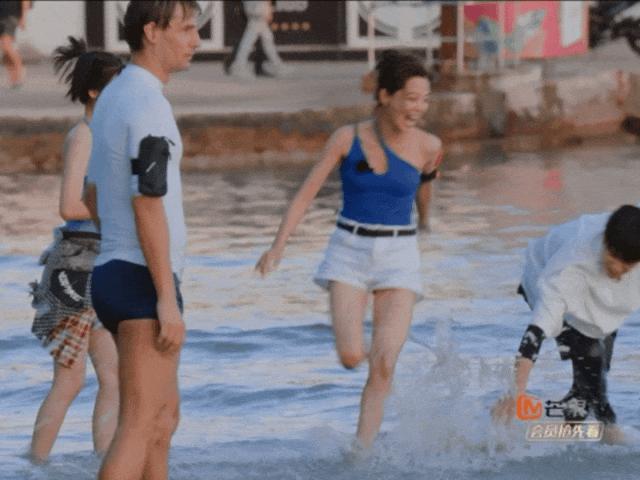 我也不想磕啊，可他俩手都牵上叻！