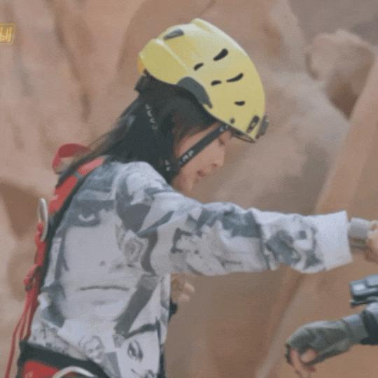 我也不想磕啊，可他俩手都牵上叻！