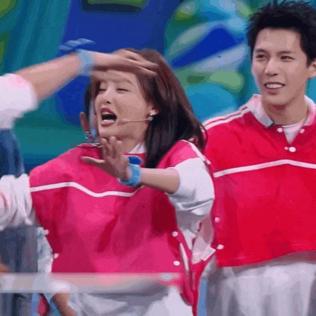 我也不想磕啊，可他俩手都牵上叻！