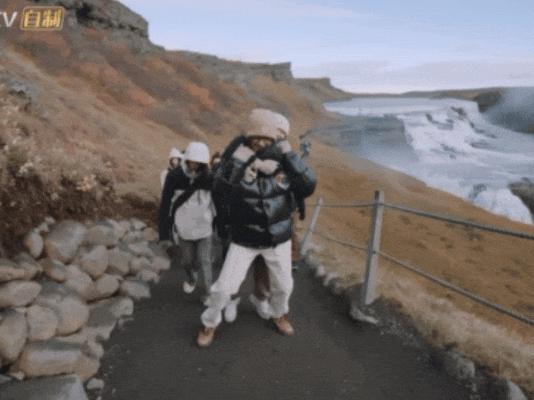 我也不想磕啊，可他俩手都牵上叻！