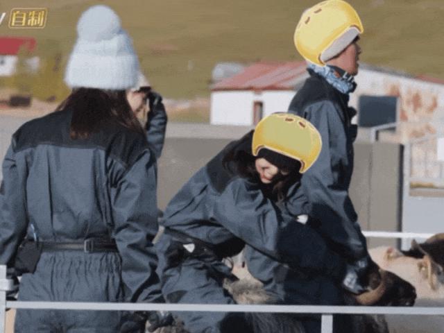 我也不想磕啊，可他俩手都牵上叻！