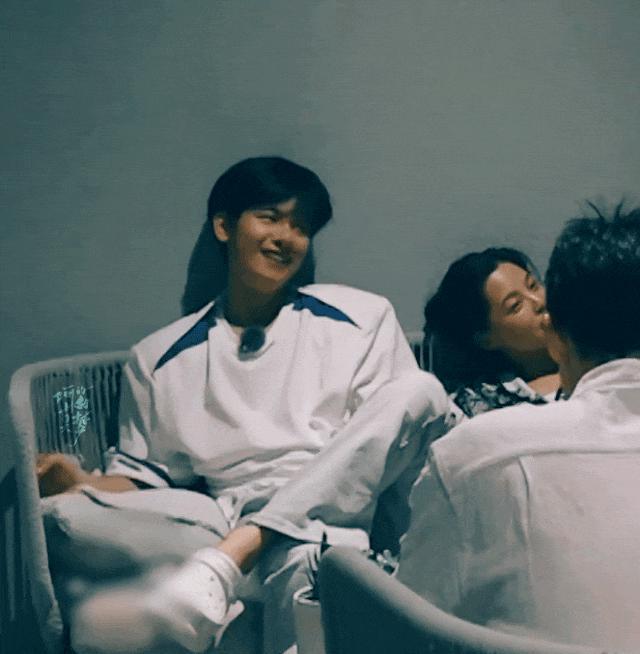 我也不想磕啊，可他俩手都牵上叻！