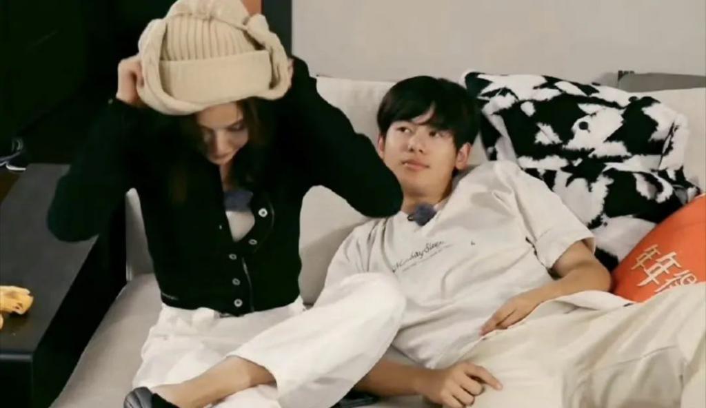 我也不想磕啊，可他俩手都牵上叻！